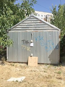 Администрация Симферополя разыскивает собственников незаконных гаражей на территории школы №25