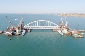 Железнодорожная арка Крымского моста доставлена на фарватер