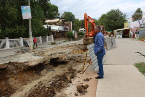 На одной из улиц города Саки активно ремонтируют канализацию