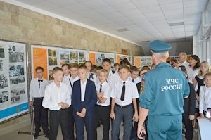 В День знаний школьникам провели экскурсию по выставке, посвященной Году гражданской обороны