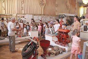 Музей Пожарной охраны Крыма представил детям современную технику