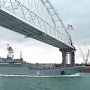 Под аркой Крымского моста прошёл десантный корабль «Азов»