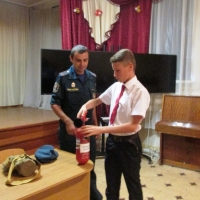 Крымских школьников учат пользоваться огнетушителями