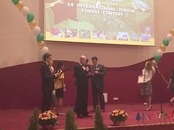 Олег Лебедев наградил лауреатов Международного юниорского лесного конкурса
