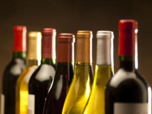 Полтонны алкоголя изъяли из магазинов Алушты и Сакского района проверяющие