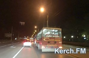 В Керчи троллейбус врезался в ограждение и столкнулся с грузовиком