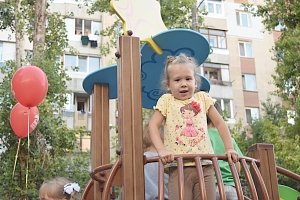 На улице Ракетная в Симферополе открыли новую детскую площадку