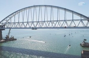 Парусная регата прошла под аркой Крымского моста