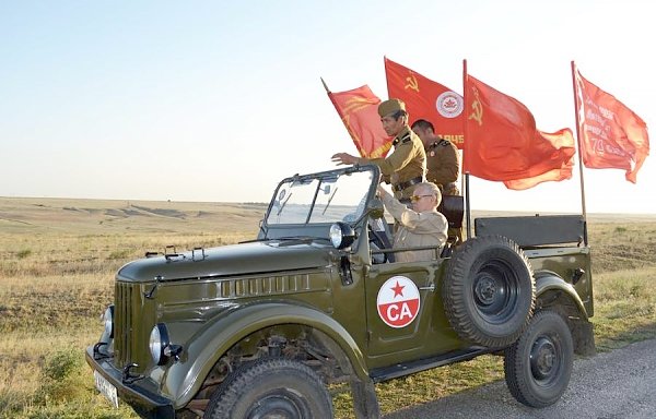 Коммунисты Калмыкии провели автопробег «Поклон солдатам Великой Победы!»