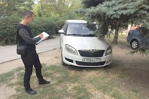 Почти 20 симферопольских автовладельцев заплатят штраф за парковку на газонах