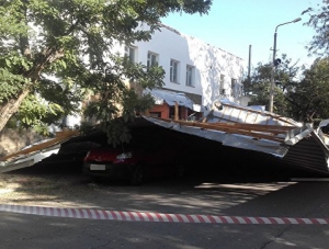 Из-под сорванной крыши здания вокзала в Феодосии достали машину с пассажирами
