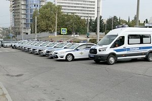 В Севастополе начальник УМВД России по г. Севастополю вручил ключи от новых автомобилей
