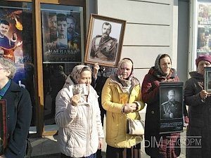 Акции против «Матильды» начались в столице Крыма с первыми сеансами