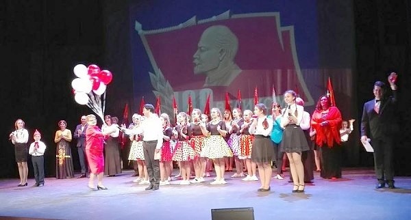 В Саратове прошли торжественное собрание и праздничный концерт, посвященный 100-летию Великого Октября