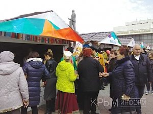 Тысячи крымчан празднуют День народного единства на главной площади Симферополя