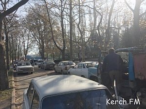 В Керчи на Борзенко из-за машины коммунальщиков не могли разъехаться легковушки