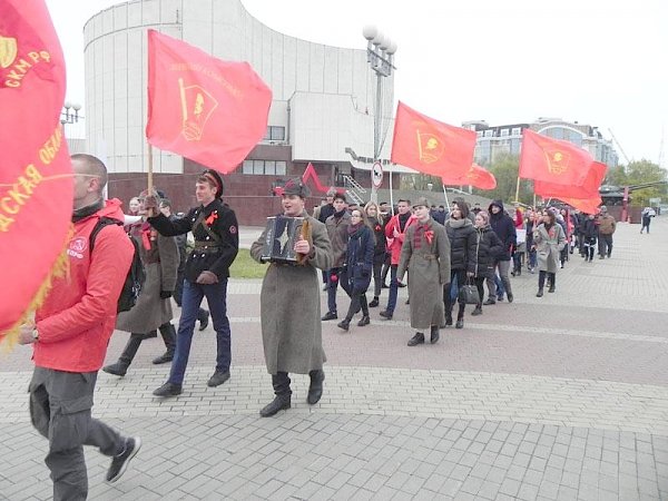 Белгородские комсомольцы отметили юбилей Великого Октября революционным маршем