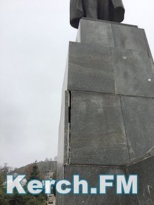 В Керчи разваливается памятник Ленину, — читатели