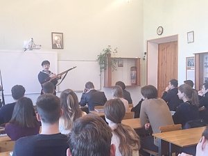 Реконструкторы провели «живой» урок истории в севастопольской гимназии №3