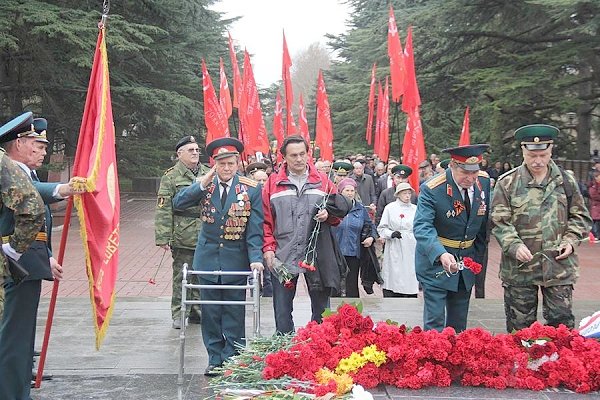 Коммунисты Симферополя почтили память Неизвестного солдата