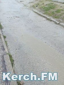 В Керчи по дороге в школу №19 на тротуаре лежат провода в воде