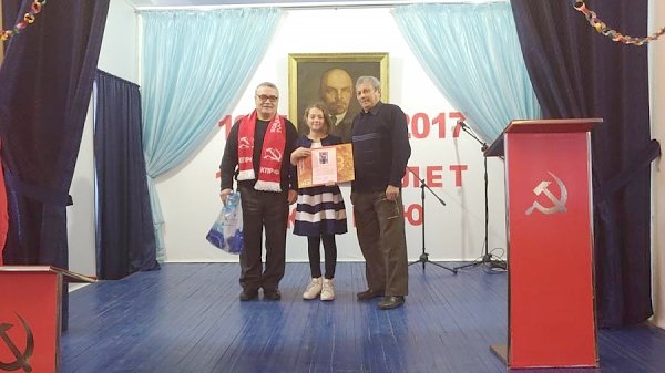 Камчатский крайком КПРФ наградил участников детского конкурса рисунков «100-летие Великой Октябрьской Социалистической революции»