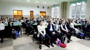 Интерактивные дорожные ликбезы проводят автоинспекторы в школах Севастополя перед зимними каникулами