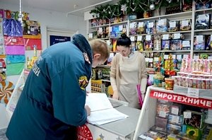 МЧС России усиливает меры безопасности в преддверии новогодних праздников: начались рейды по местам продаж пиротехнических изделий