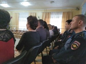 Полицейские «Деды Морозы» посетили центр для несовершеннолетних в Щелкино