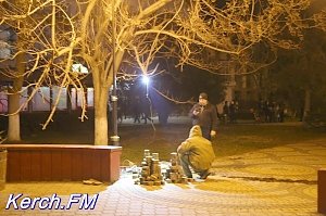 К зажжению новогодней елки подсветку на клумбах в центре Керчи не доделали