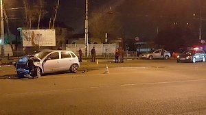 В результате ночного ДТП в столице Крыма пострадали четыре человека