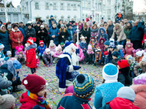Дед Мороз со Снегурочкой, Баба Яга и Фьека Снежка будут ждать детей у фонтана в Евпатории