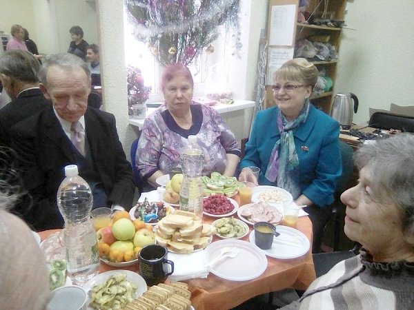 Первый секретарь Саратовского обкома КПРФ Ольга Алимова отправилась с подарками в Заводской район