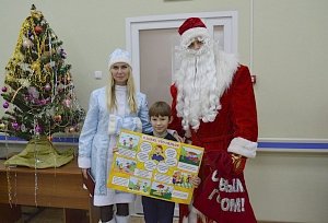 Следователи Севастополя объехали с подарками больницы, многодетные семьи, ветеранов следствия и детей своих сотрудников
