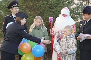 Сотрудники МВД по Республике Крым провели акцию «Полицейский Дед Мороз»