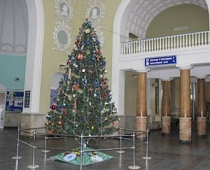 На железнодорожных вокзалах Крыма царит новогодняя атмосфера