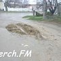 На Маяковского в Керчи водоканал оставил кучу грязи по дороге к домам