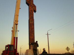При поддержке ОНФ на въезде в Джанкой установили 11,5 метровый Поклонный крест