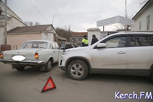 В Керчи «Волга» въехала в припаркованную иномарку