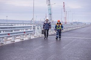 На пилотном участке Крымского моста установили барьерное ограждение и освещение