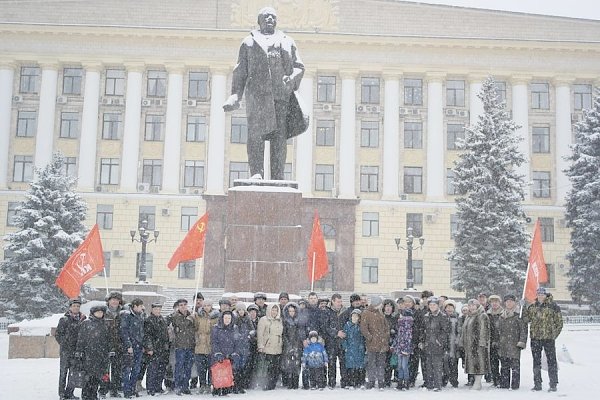 Липецкие коммунисты возложили цветы к памятникам В.И. Ленину