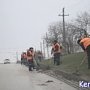 В Керчи осужденные убирают обочины дорог