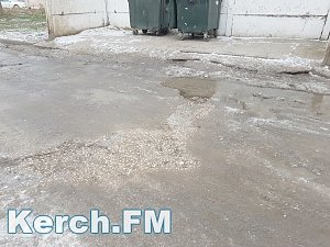 В Керчи из ямы, в которую попала машина, вновь течет вода