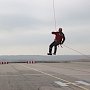 Крымские спасатели отрабатывают навыки десантирования без парашюта