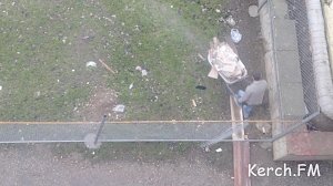 Неизвестные сносят строительный мусор под окна керчан