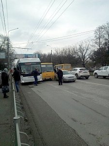Из-за автомобилей, не поделивших полосу, образовалась пробка в центре Симферополя