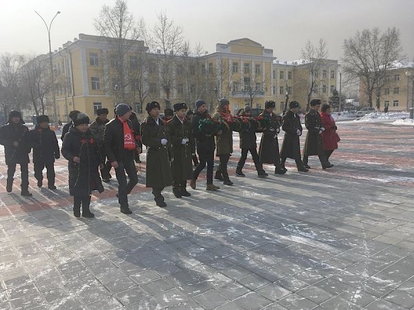 В Кызыле возложили цветы к мемориалу на площади Победы в честь Дня защитника Отечества