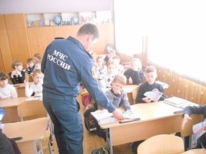 Год культуры безопасности: сотрудники ГИМС продолжают обучение школьников