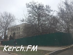 В Керчи сквер около профцентра оградили забором