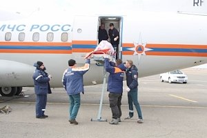 Самолет МЧС России осуществляет санитарную эвакуацию тяжелобольной женщины из Крыма в Санкт- Петербург